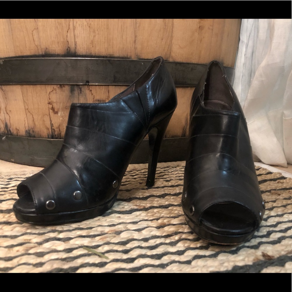 Diane Von Furstenberg DVF black peep toe pumps 6.5